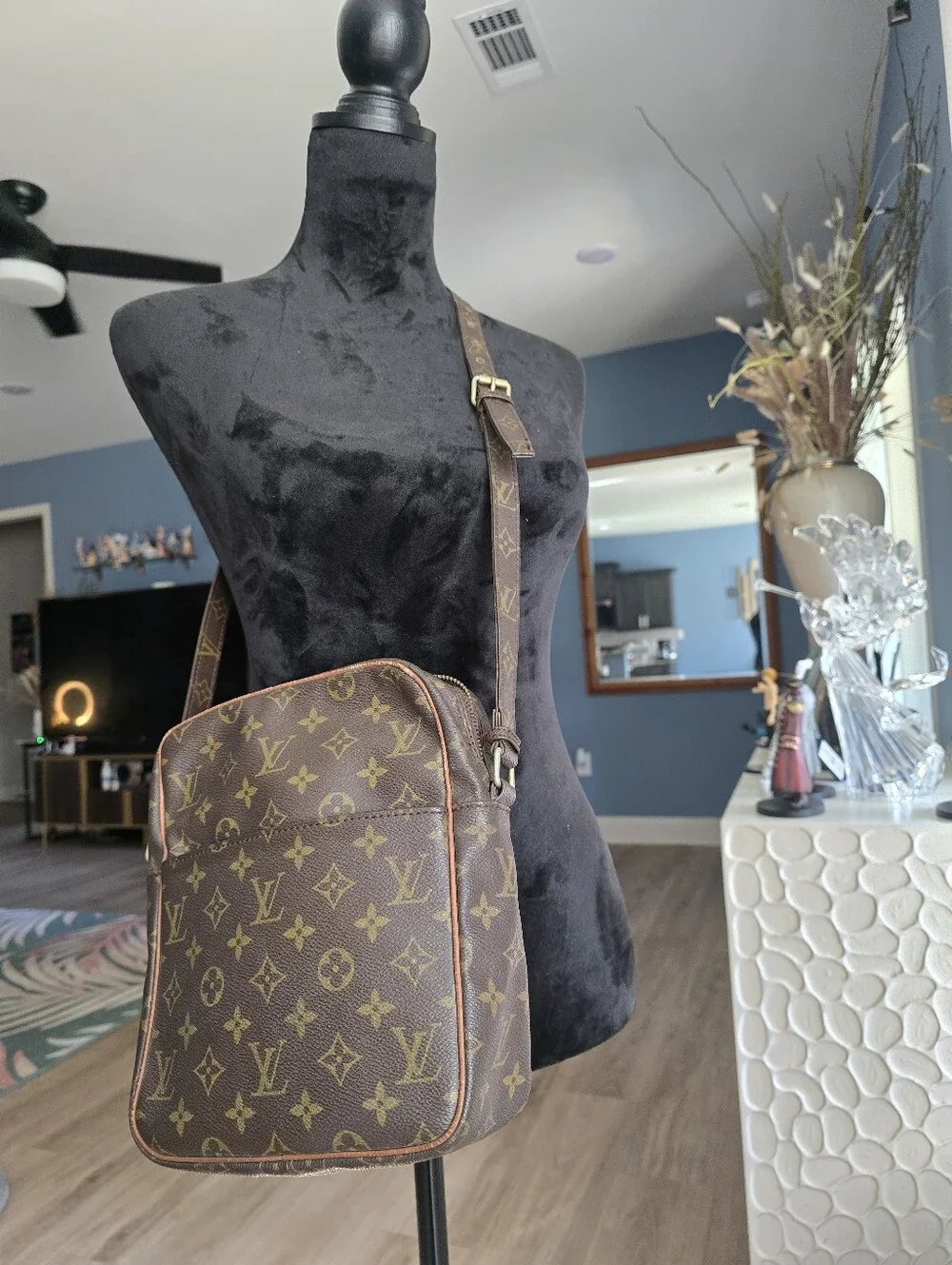Authentic Louis Vuitton Monogram Canvas Messenger Bag in Brown